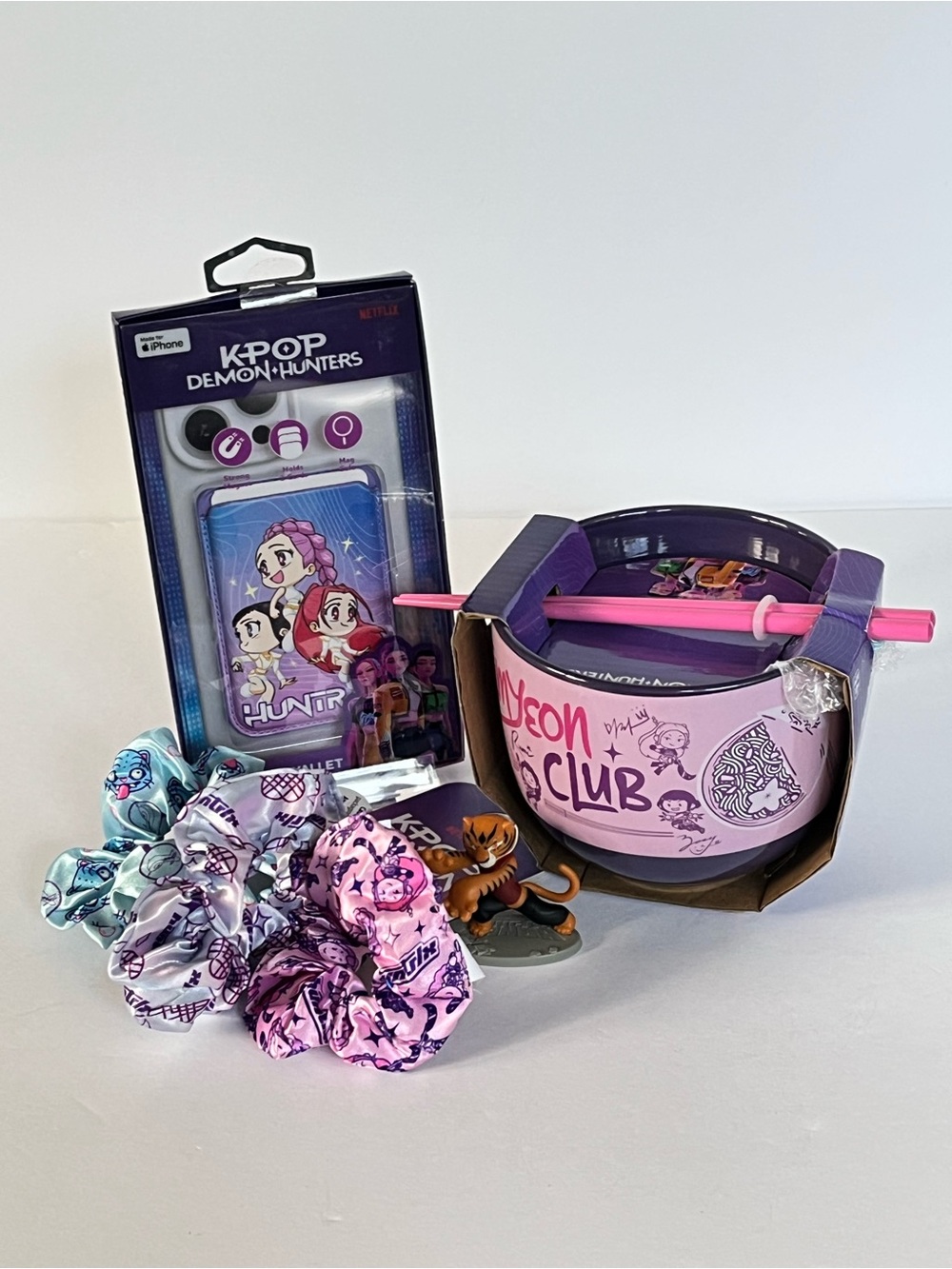 K-Pop: Demon Hunters Fan Bundle – Ramen Bowl, Phone Wallet & Scrunchies Set
